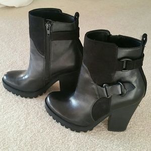 Black heel Guess boots that zip on the inside